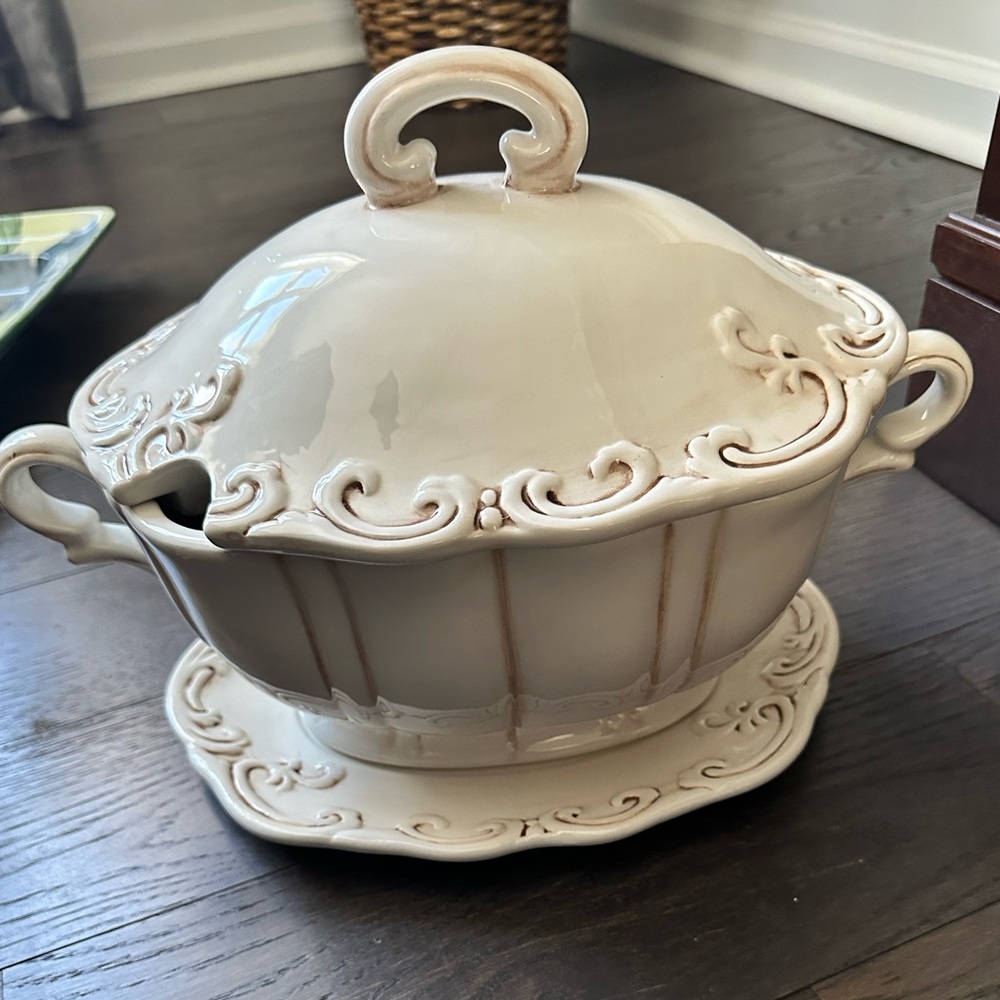 Soup tureen with tray